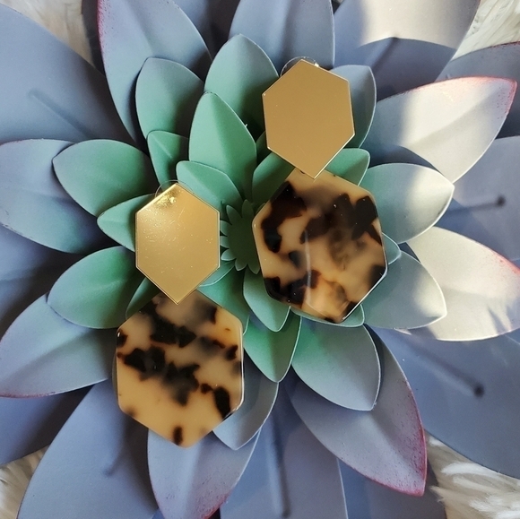 NEW tortoise shell & gold hexagon earrings - Picture 3 of 5